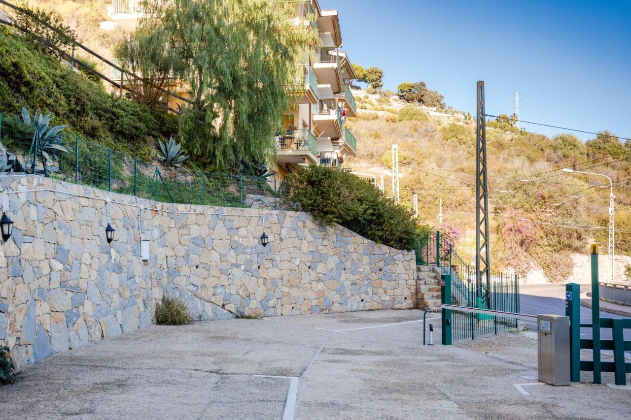 086 - Sunshine Home, 5 Minuti Dalla Spiaggia - Parcheggio Privato Gratis Incluso Ospedaletti Exterior photo